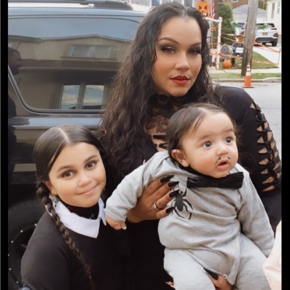 Meet your Posher, Morticia